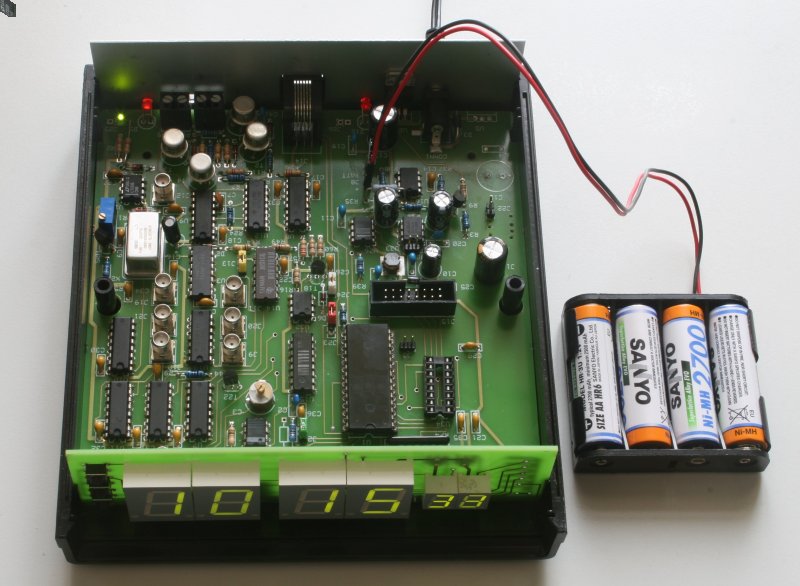TCXO frequency standard with integrated digital clock (PL-570A)